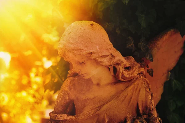 Estátua Antiga Anjo Ouro Luz Sol Religião Morte Ressurreição Conceito — Fotografia de Stock