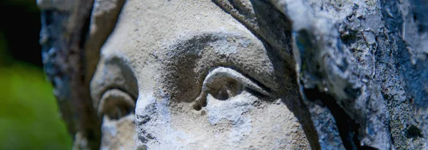 Крупный План Древней Статуи Девы Марии Открытыми Глазами Время Молитвы — стоковое фото