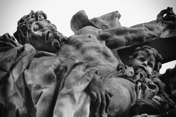 Vista Inferior Estátua Antiga Crucificação Jesus Cristo Com Anjos Religião — Fotografia de Stock