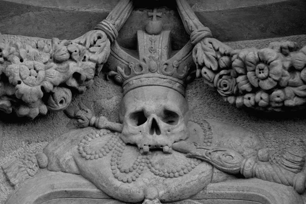 死と恐怖 概念の象徴として人間の頭蓋骨 — ストック写真