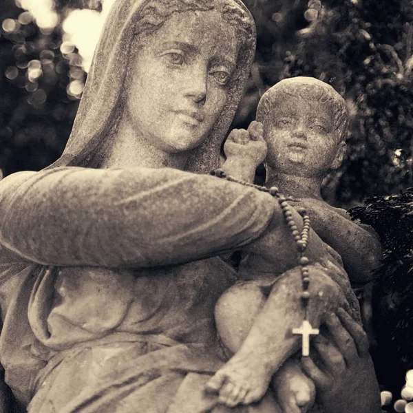 Fragmento Antiga Estátua Virgem Maria Com Menino Jesus Cristo Religião — Fotografia de Stock