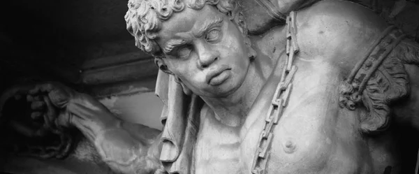 Antigua Estatua Del Hombre Fuerte Con Grilletes Como Símbolo Las —  Fotos de Stock
