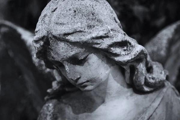 Escultura Antiga Anjo Com Fundo Escuro — Fotografia de Stock