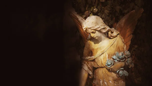 太陽の下の金の天使（アンティークの像）) — ストック写真