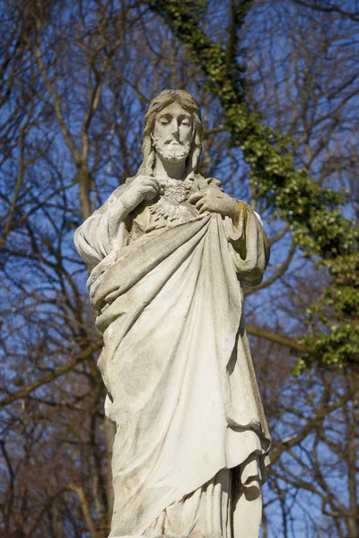 Jesus Kristus Gamle Statue Baggrund Blå Himmel - Stock-foto