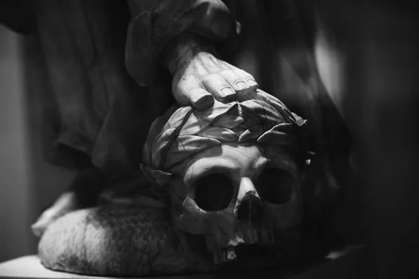 남자는 죽음과 이상의 사람들의 기독교 상징으로 인간의 두개골에 의미합니다 대리석 — 스톡 사진
