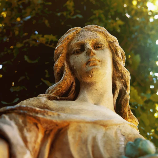 Золотой Ангел Хранитель Вид Снизу Фрагмент Старинной Статуи — стоковое фото