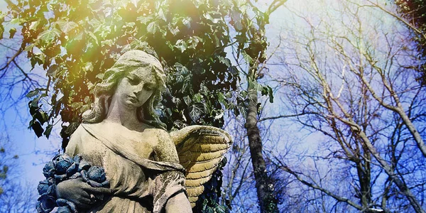 Anjo Maravilhoso Nos Raios Sol Arquitetura Estátua Arquétipo Religião — Fotografia de Stock