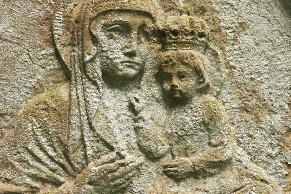 彼女の腕 アンティーク像の断片で赤ん坊イエス キリスト聖母マリアの像 — ストック写真