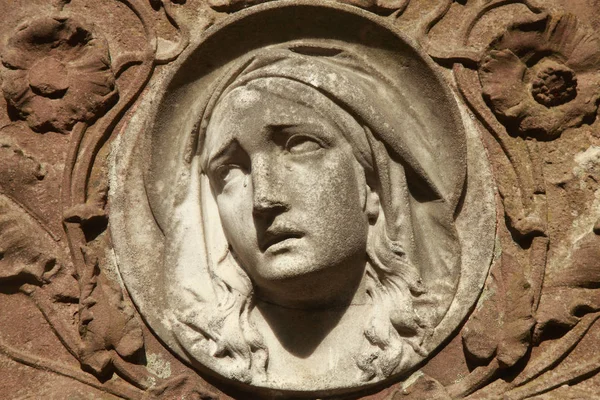 愛と優しさのシンボルとして聖母マリアの古代像 — ストック写真
