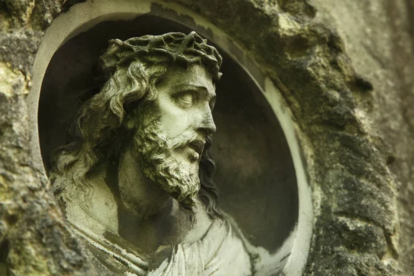 Patung Yesus Kristus Dengan Latar Belakang Batu — Stok Foto
