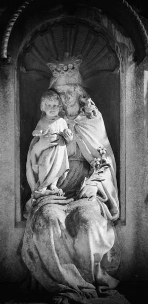 Drottningen Himlen Antik Staty Jungfru Maria Med Jesus Kristus Kristendom — Stockfoto