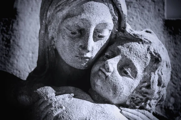Primo Piano Dell Antica Statua Della Vergine Maria Che Regge — Foto Stock