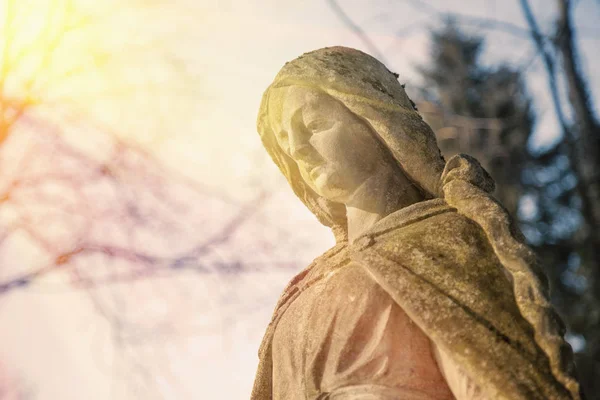 Статуя Девы Марии Винтажная Скульптура Грустной Женщины Религия Вера Страдания — стоковое фото