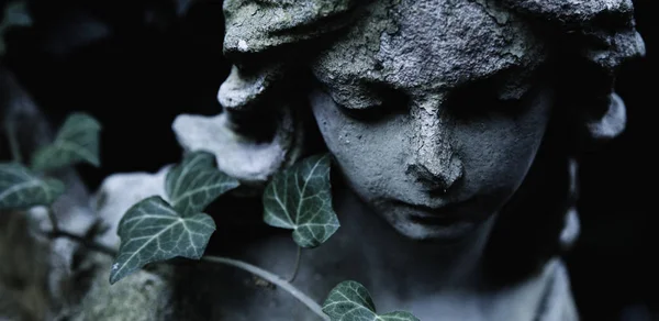 Escultura de un ángel con fondo oscuro. Estatua antigua . — Foto de Stock