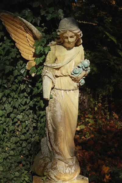 Image Vintage Ange Triste Sur Cimetière Sur Fond Feuilles Détails — Photo