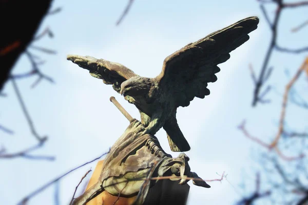 Standbeeld Van Een Adelaar Als Een Symbool Van Macht Macht — Stockfoto