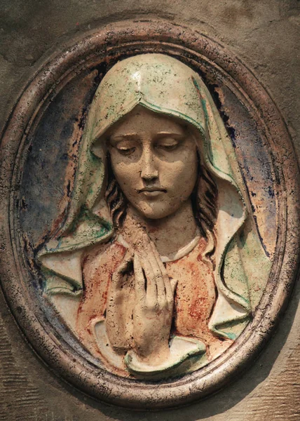 作为象征爱和仁慈的圣母玛利亚的雕像 — 图库照片