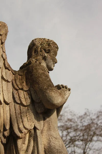 Фигура Молящегося Ангела Голубом Небе — стоковое фото