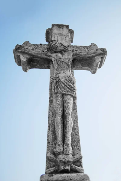 耶稣基督被钉在十字架上 象征着人类灵魂的复活和不朽 古老的石像 — 图库照片
