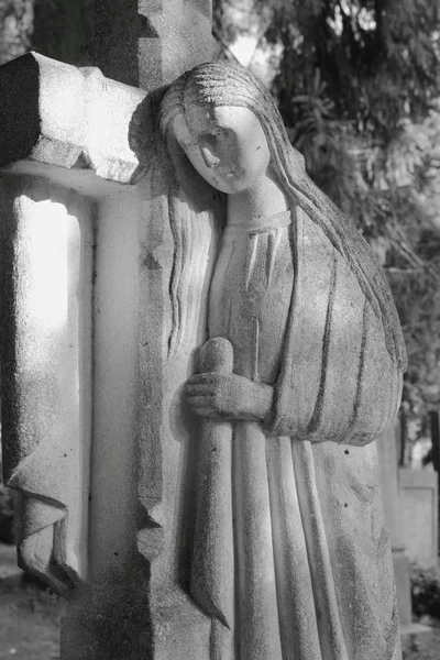 Staty Kvinna Graven Som Symbol För Depression Smärta Och Sorg — Stockfoto