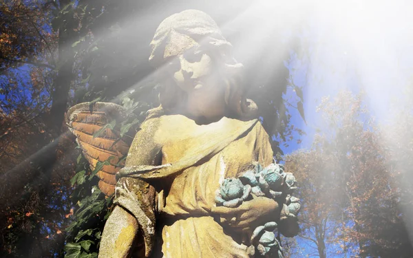 Величественный Вид Статую Золотого Ангела Освещенную Солнечным Светом Фоне Темной — стоковое фото