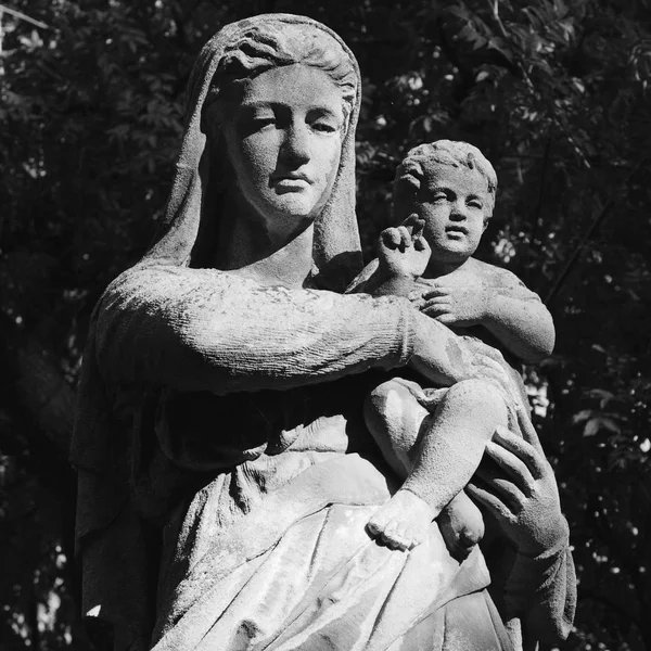 Estátua Prata Virgem Maria Com Bebê Jesus Cristo Religião Vida — Fotografia de Stock