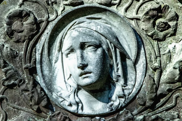 Estatua de Virgen María. Escultura vintage de mujer triste en pena (Rel — Foto de Stock