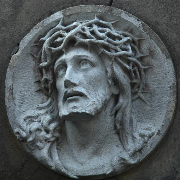 Jesus Christ statue against a background of gray stone — Stock Photo, Image