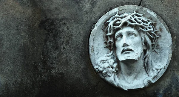 예 수 그리스도 동상 회색 돌의 배경 — 스톡 사진