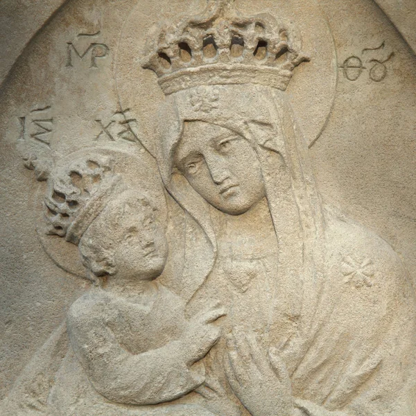 Серебряная Статуя Девы Марии Младенцем Иисусом Христом — стоковое фото