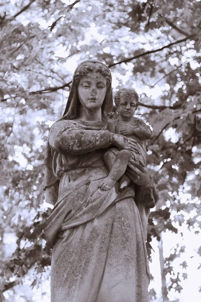 圣母玛利亚的银色雕像与婴孩耶稣基督 灵魂概念 — 图库照片