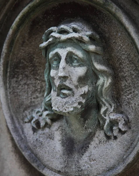 Standbeeld Van Jezus Christus Tegen Een Achtergrond Van Grijze Steen — Stockfoto