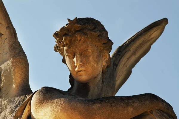 在阳光下 古董雕像的天使 — 图库照片
