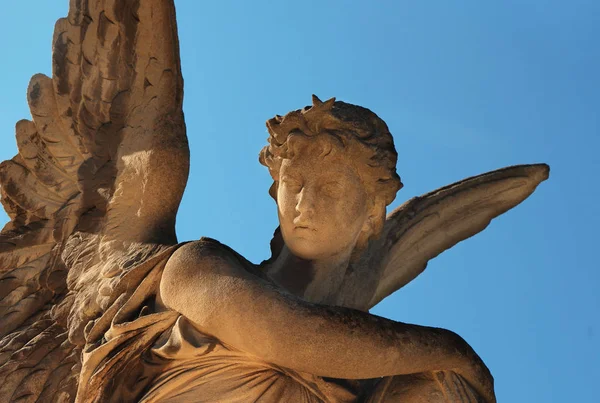 Золотой Ангел Солнечном Свете Античная Статуя — стоковое фото