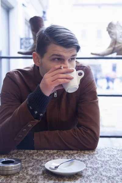 Man Rökning Mot Mörk Bakgrund Addiction Vana Hälsa — Stockfoto