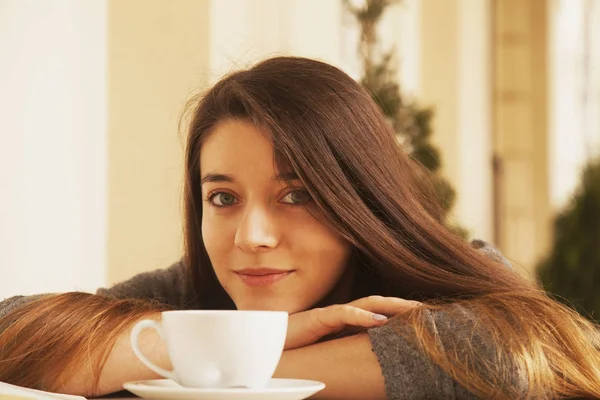 Kahve. Güzel kız Cafe kahve içme. Güzellik Model kadın içecek fincan ile. 