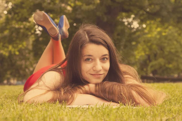 Красива Молода Жінка Лежить Зеленій Траві Ретро Стиль — стокове фото