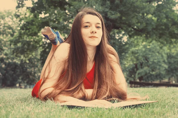 Vacker Kvinna Läsebok Naturen Ung Attraktiv Student Röd Klänning Studera — Stockfoto
