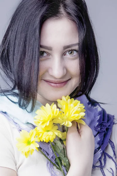 Retrato Bela Jovem Mulher Feliz Com Flor — Fotografia de Stock