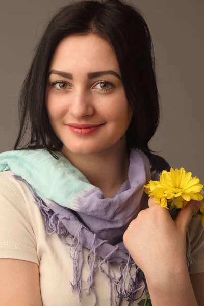Stående Attraktiv Kvinna Med Blommor Närbild — Stockfoto