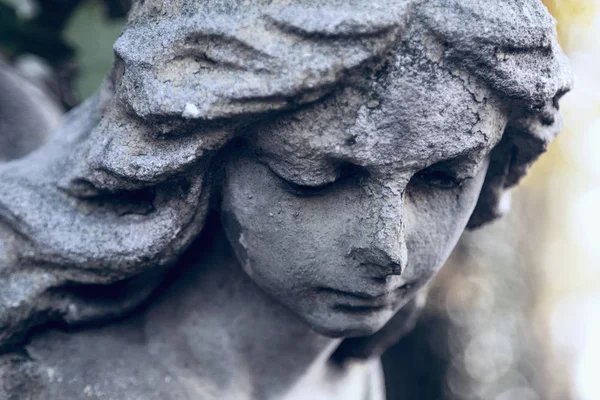 ビンテージ葉 詳細の背景に墓地の悲しい天使像 ストック画像