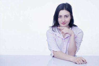 güzel genç kadın parmağını kopyalama alanı alanı (hareketleri, vücut dili kavramı doğru işaret)