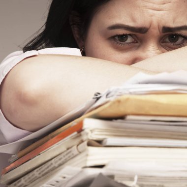 Ofis işlerimden nefret ediyorum. Belgelerle çalışan genç bir iş kadını. Düşük ücretler, fazla mesai, kariyer beklentisi eksikliği. (Vücut dili, jestler, psikoloji)