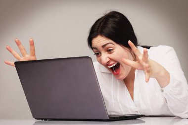 sinir kadın laptop (psikolojik portresi, saldırganlık, öfke, hayal kırıklığı ile çalışma)