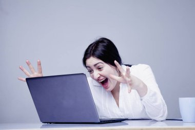 Ofis işlerimden nefret ediyorum. Kariyer perspektifi olmadan fazla mesai yapan genç bir iş kadınının portresi. (Vücut dili, jestler, psikoloji konsepti)
