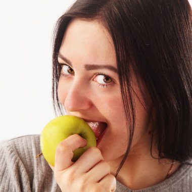 Yeşil elma ısırma büyük güzel gözlü çekici kız