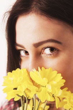 Mutlu altın saçlı erkek gülümseyen yakın gözleri olan bir çiçek kokusu alıyorum. (Zevk, Doğa, seyahat, tatil)