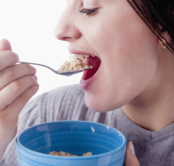 Retrato Una Joven Desayunando Comiendo Muselina Concepto Desayuno Saludable — Foto de Stock