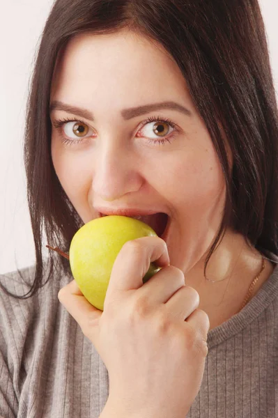 Bella Ragazza Con Grandi Occhi Belli Mordere Mela Verde — Foto Stock